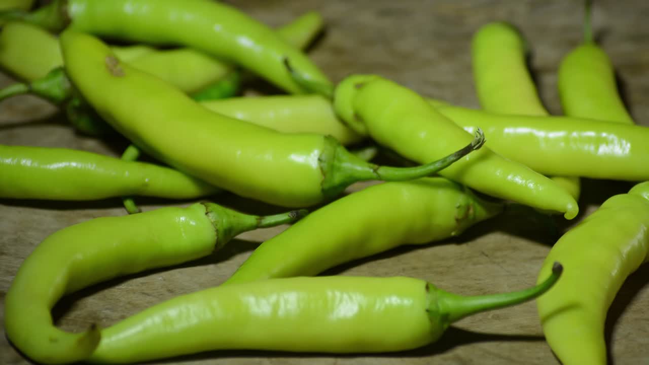 pimientos picantes con especias en la mesa de madera de cerca
