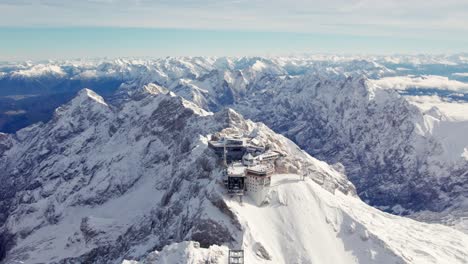 Antenne-Eines-Gebäudes-Auf-Einem-Schneebedeckten-Gipfel-Eines-Gletschers-In-Den-Alpen