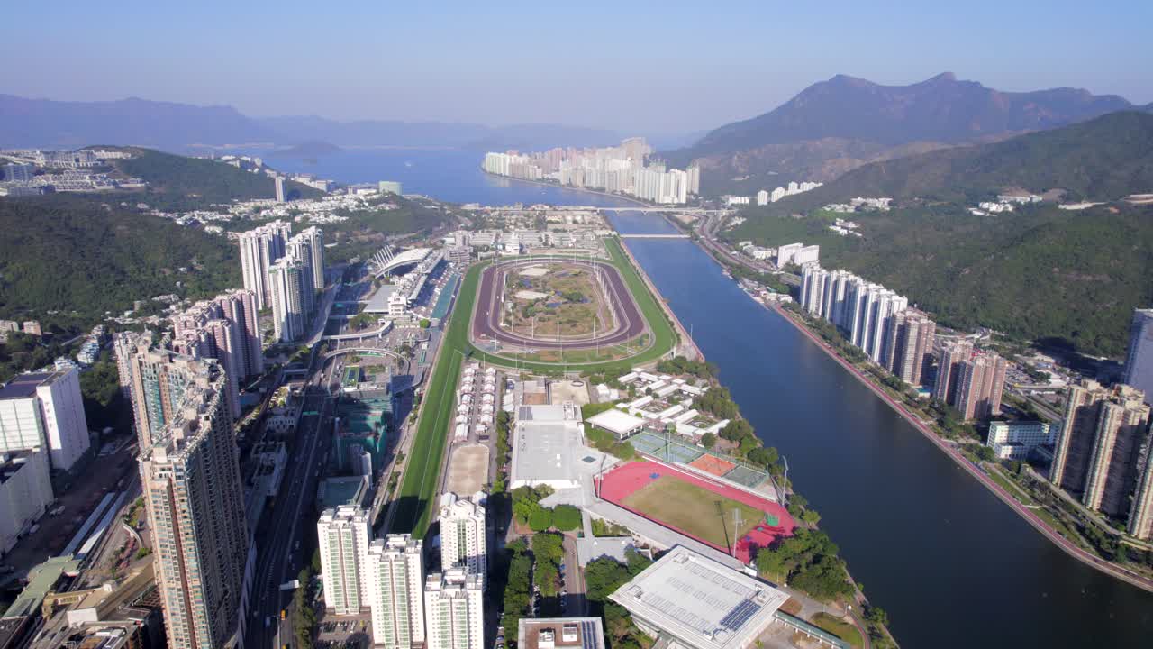 altos apartamentos ultramodernos con amplias sombras junto a la pista de carreras sha tin y el río shing mun en un caluroso día de verano en hong kong