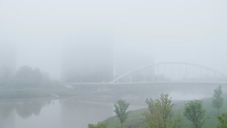 Pendeln-Am-Frühen-Morgen-Während-Eines-Nebligen-Morgens-In-Der-Innenstadt-Von-Columbus,-Ohio