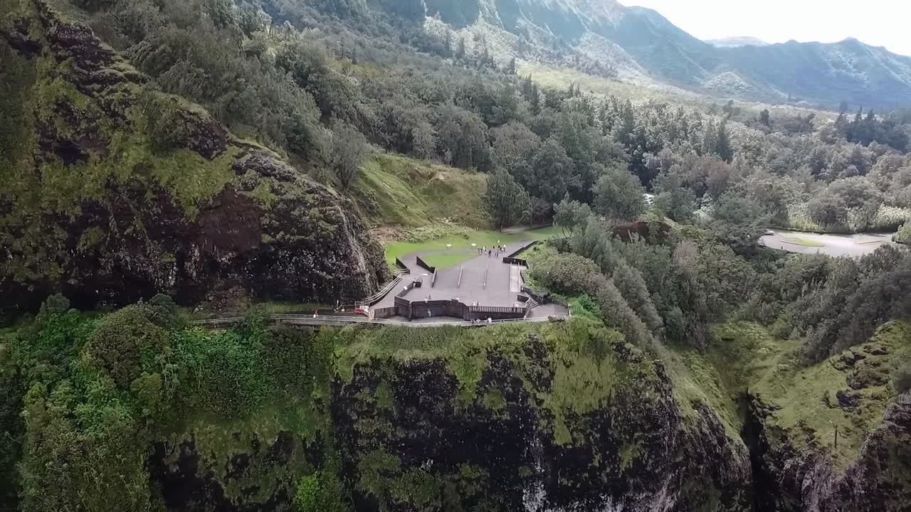hawaii - volando sobre el mirador en el estado de nu uanu pali