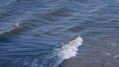 Pequeñas-Olas-De-Río-A-Lo-Largo-De-Las-Orillas