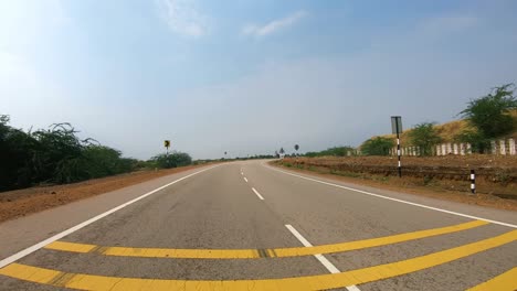 Conducir-Un-Coche-En-Una-Carretera-En-Rajastán,-India