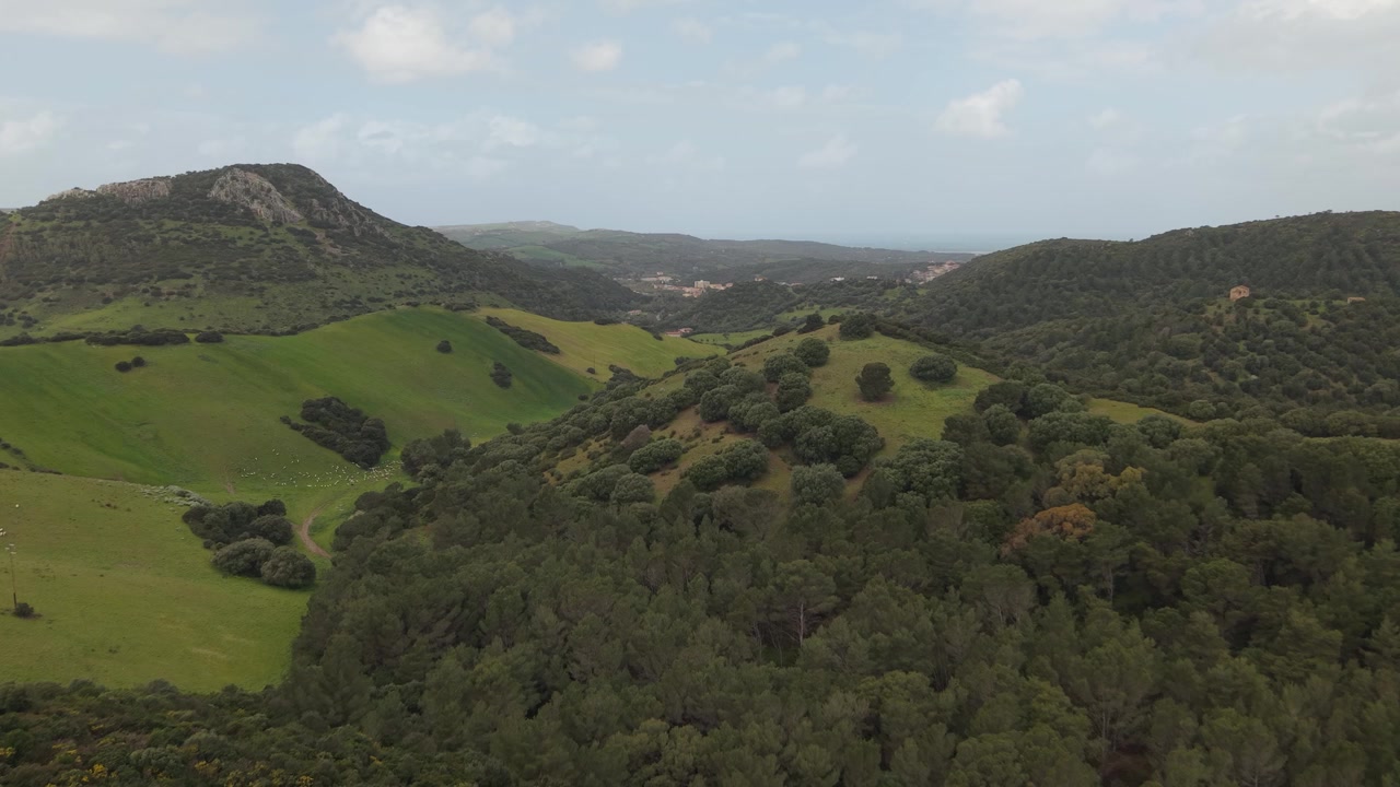 Area di Gonnesa nel Sulcis-Iglesiente, Sardegna, Italia, che mostra il paesaggio circostante e il terreno costiero rurale - ripresa drone