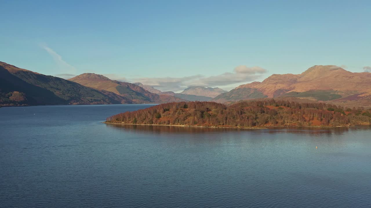 로몬드 호수와 트로사크 국립공원 (lake lomond and the trossachs national park) 은 스코틀랜드의 가을에 아름다운 풍경을 조명하는 공중 드론입니다.