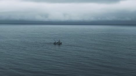 Fischtrawler-Fährt-Am-Frühen-Morgen-Aufs-Meer,-Um-Fische-Zu-Fangen