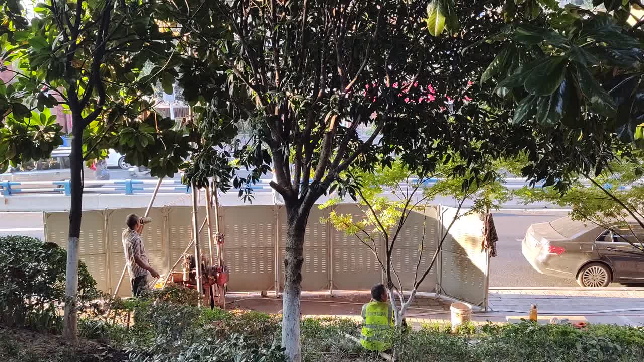 중국 노동자들이 도시에서 우물을 파고 있다