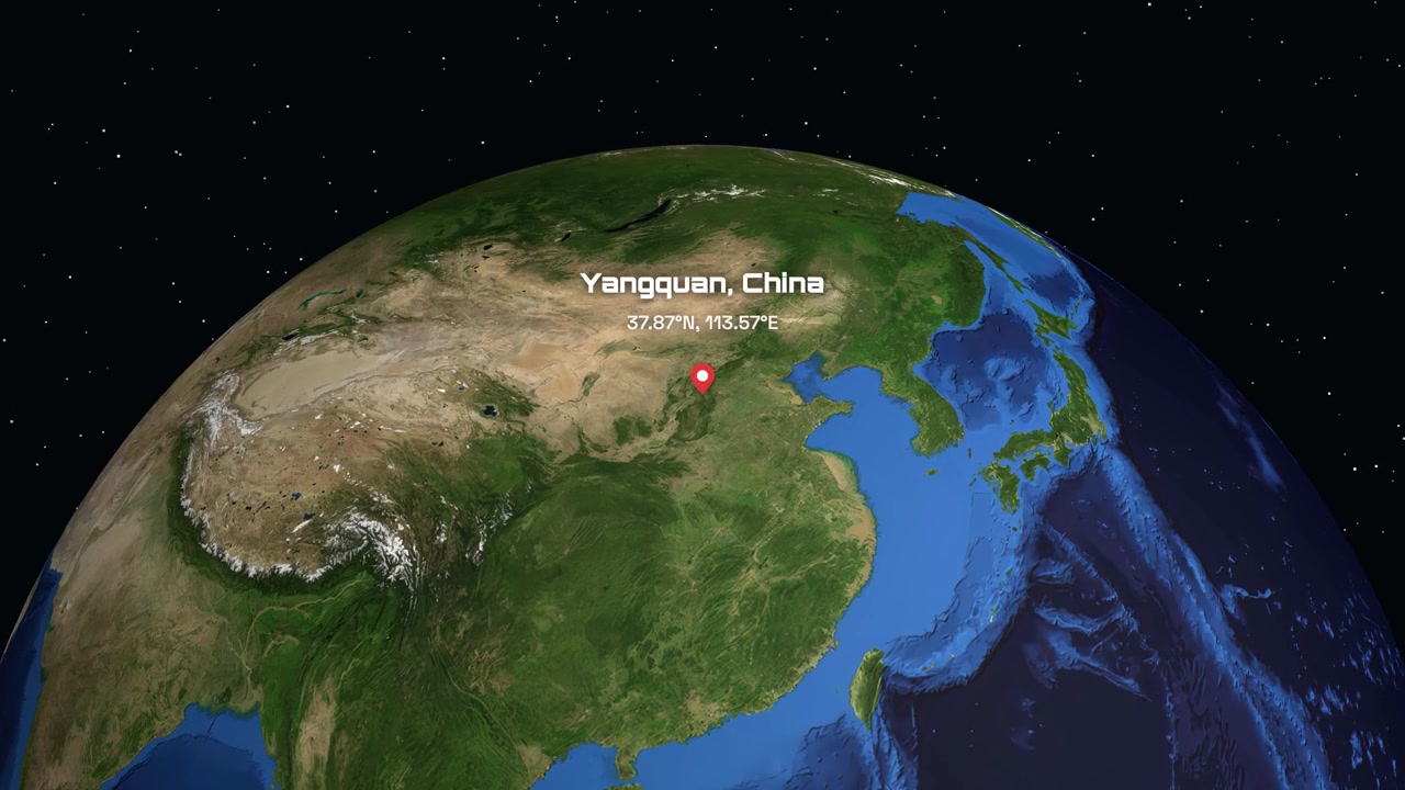 宇宙から中国の陽泉市へズームインする衛星ビュー、テキストと座標マーカー付き。