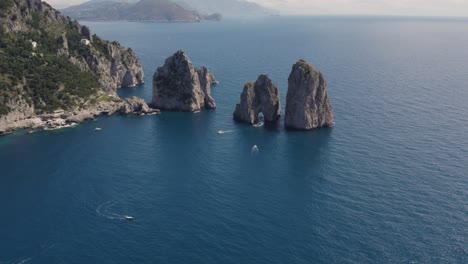 Asombrosa-Vista-Aérea-De-Las-Rocas-Capri-Faraglioni-En-El-Agua-Azul-Del-Océano-En-Verano