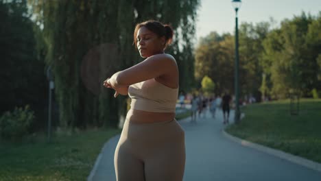 mujer haciendo ejercicio en el parque en un día de verano.