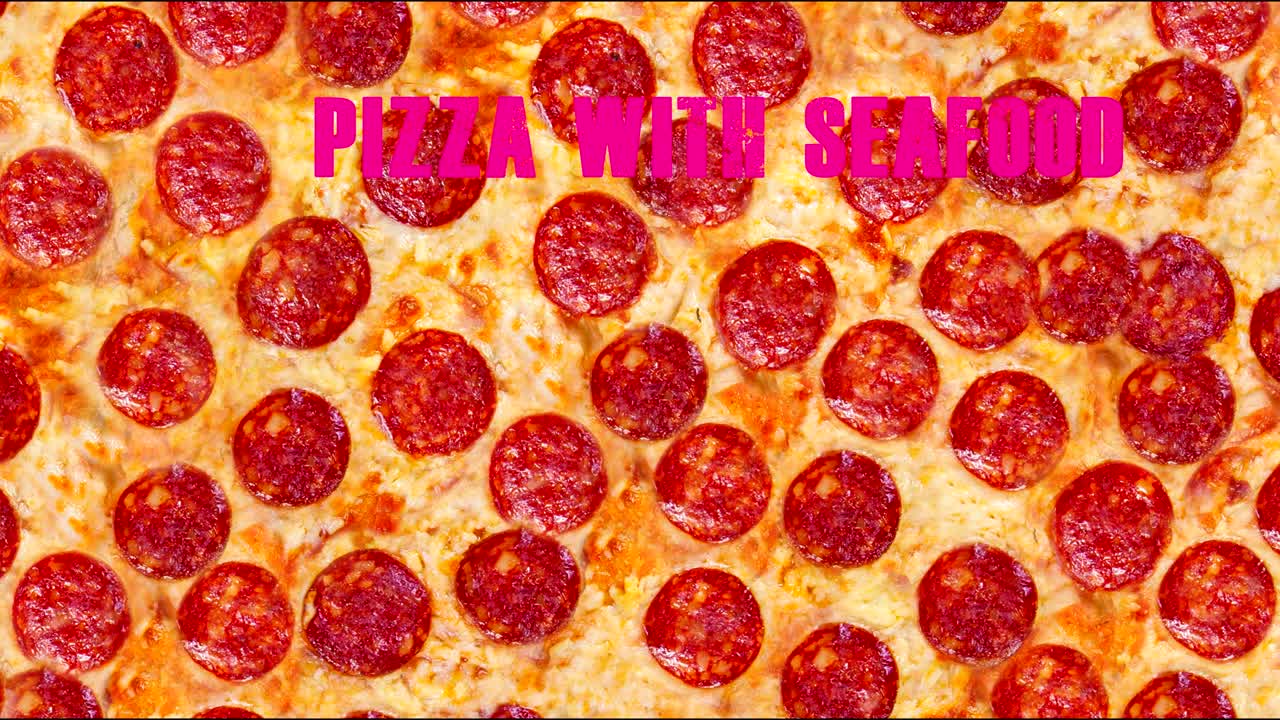 페페로니 피자 (pepperoni pizza) 의 배경 영상 - 이 사진은 레스토랑 메뉴를 디자인하는 데 완벽합니다. 내 페이지를 방문하십시오. 카페 또는 레스토랑에서 판매되는 모든 피자의 이미지를 찾을 수 있습니다.