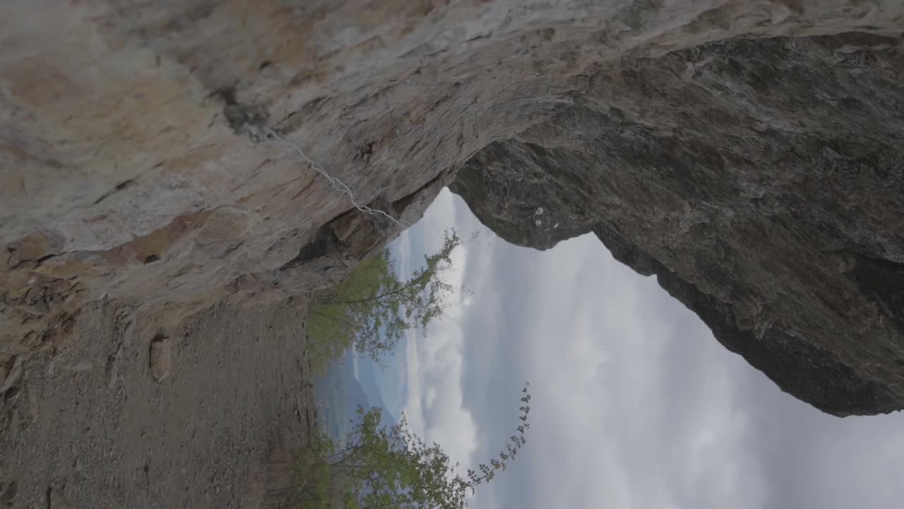 rocas naturales grandes y escarpadas con montañas a lo lejos en la patagonia, argentina