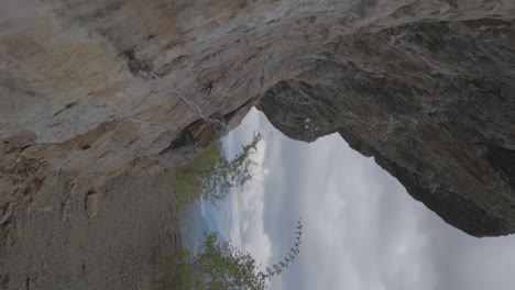 Rocas-Naturales-Grandes-Y-Escarpadas-Con-Montañas-A-Lo-Lejos-En-La-Patagonia,-Argentina