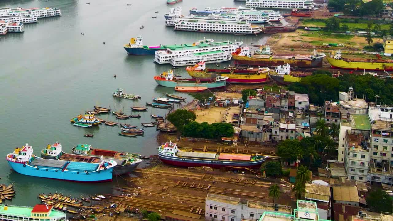 Cantiere navale a Dhaka, Bangladesh, concetto di industria inquinante in un paese del terzo mondo