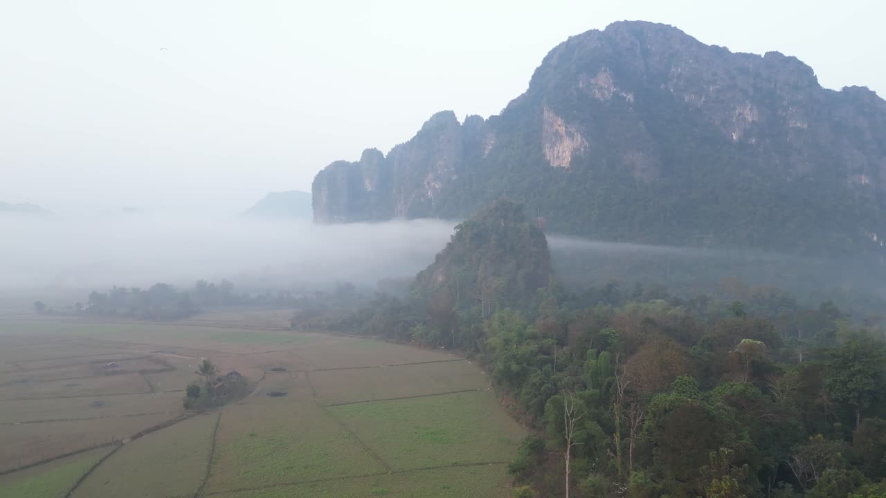 Ripresa con drone della nebbia che riempie la valle a Vang Vieng, la capitale dell'avventura del Laos.