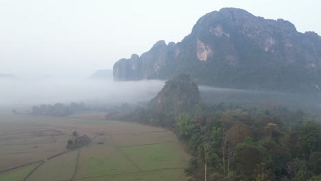 Drohnenaufnahme-Von-Nebel,-Der-Das-Tal-In-Vang-Vieng,-Der-Abenteuerhauptstadt-Von-Laos,-Füllt