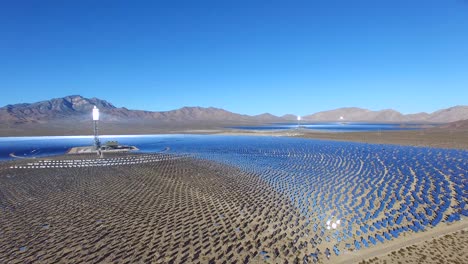 在摩哈維沙漠的太陽能發電廠上空