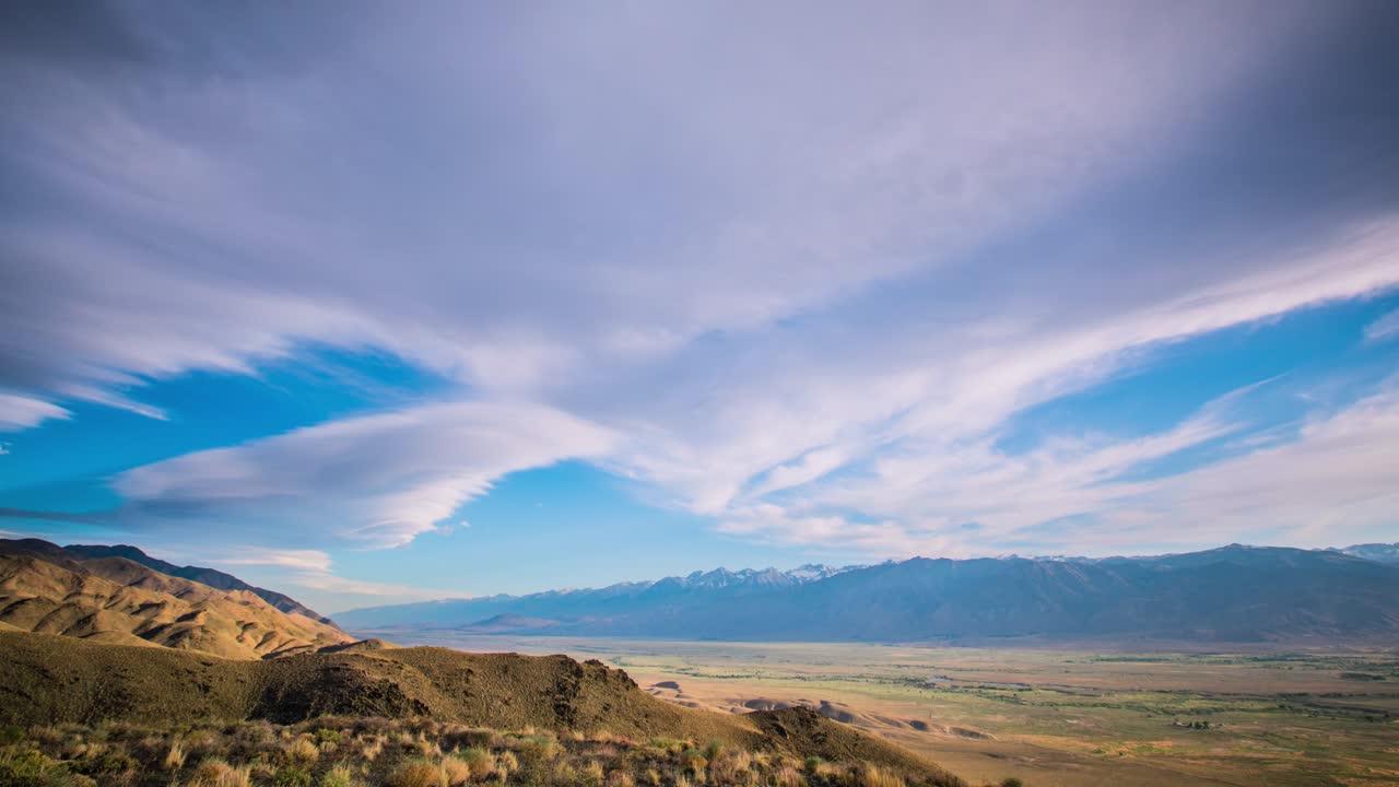 el lapso de tiempo - hermosas nubes sobre el desierto de la montaña - 4k
