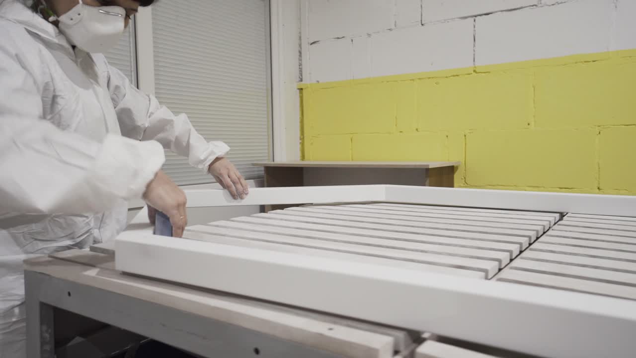 proceso de fabricación de muebles: pintura y acabado de marcos hexagonales