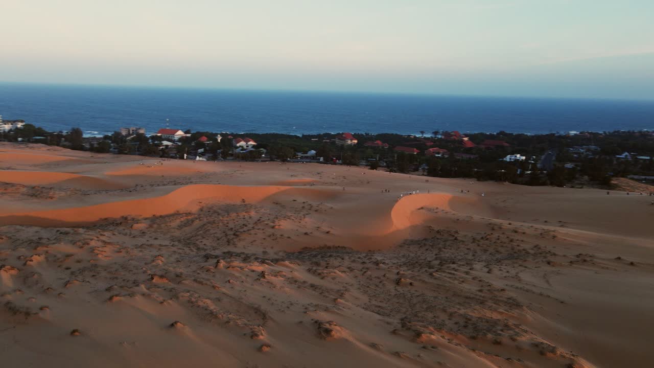 turistas explorando el vasto paisaje de dunas de arena roja en mui ne, vietnam