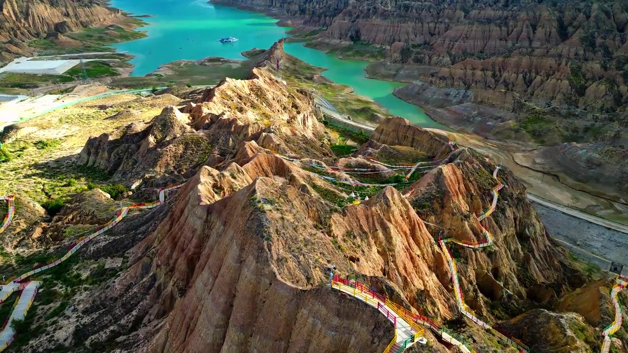 Vista aérea de la forma de relieve Danxia de la Garganta de Longyang y el embalse del Río Amarillo en Qinghai. Imágenes de dron del cañón de la meseta de la Garganta de Longyang y paisaje de río rocoso.