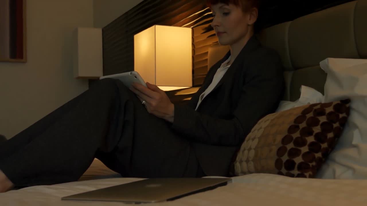 현대적인 호텔 4k에서 디지털 태블릿에서 일하는 중년 백인 사업가의 측면 뷰