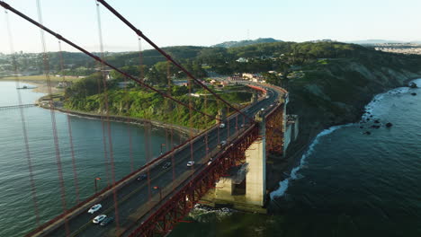 Verkehr-An-Der-Golden-Gate-Bridge,-Der-Nach-San-Francisco-City-In-Kalifornien,-USA-Fährt