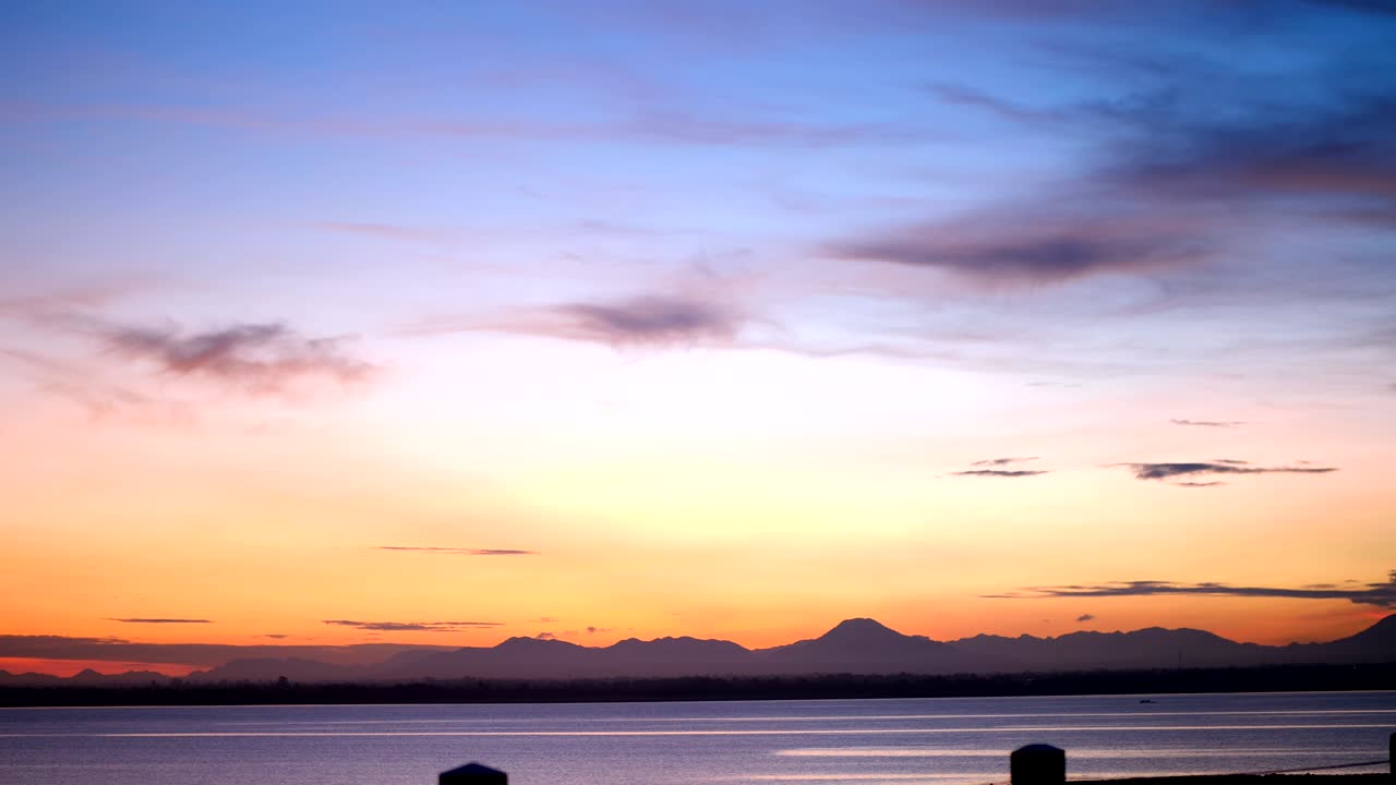 자연에서 자전거를 타고 다임 도로에서 해가 뜨는 시간 건강한 생활 방식 느린 움직임