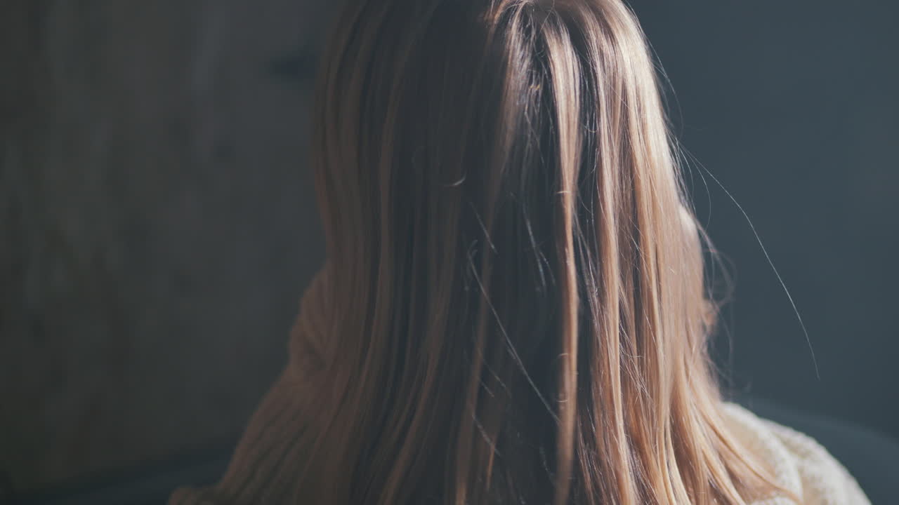 미소 짓는 금발 어린 소녀의 초상화가 가까이 가서 카메라로 돌아갑니다.