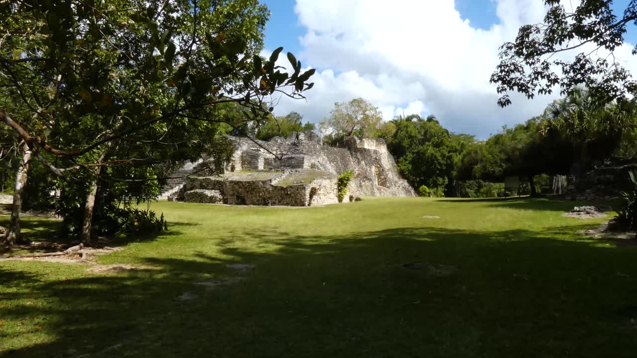 la acrópolis en el sitio maya de kohunlich - quintana roo, méxico