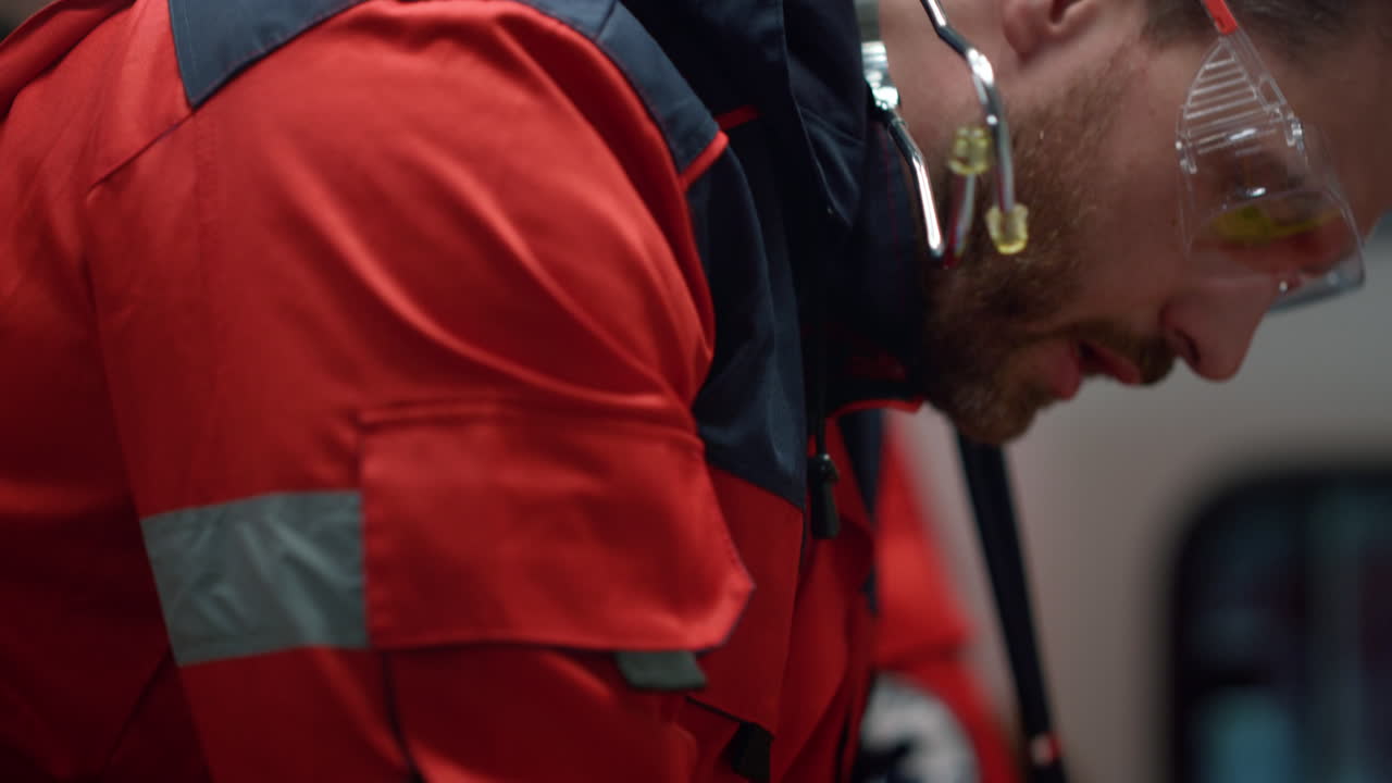 equipo de paramédicos que prestan la primera ayuda al paciente en el vehículo de emergencia