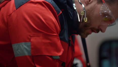 Equipo-De-Paramédicos-Que-Prestan-Primeros-Auxilios-Al-Paciente-En-Un-Vehículo-De-Emergencia.