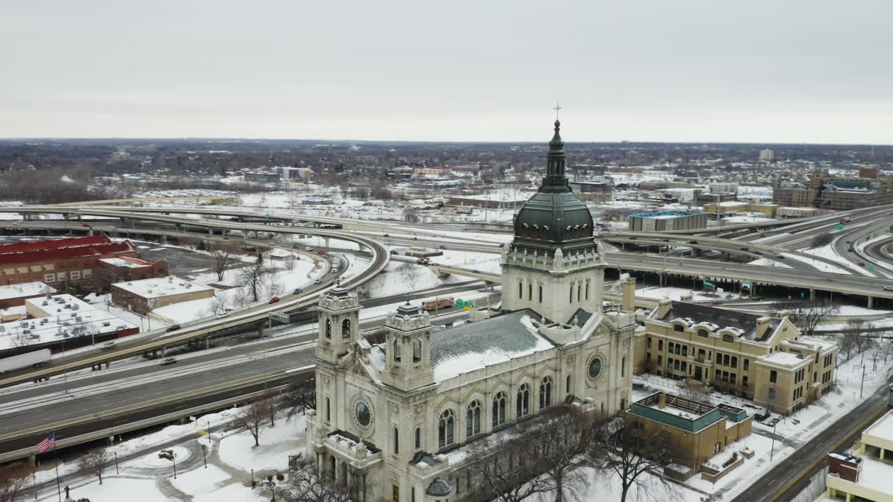 toma aérea en órbita acercándose a la basílica de la iglesia de santa maría, minneapolis