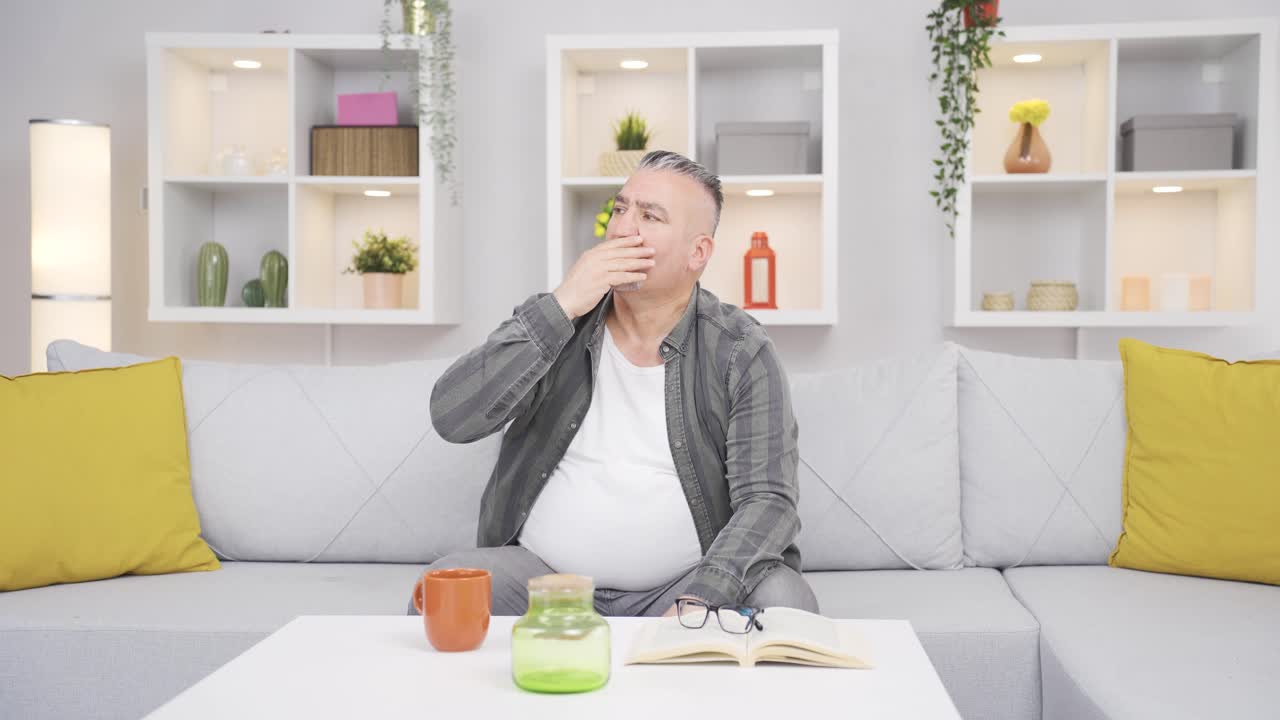 피곤하고 졸리는  ⁇ 은이.