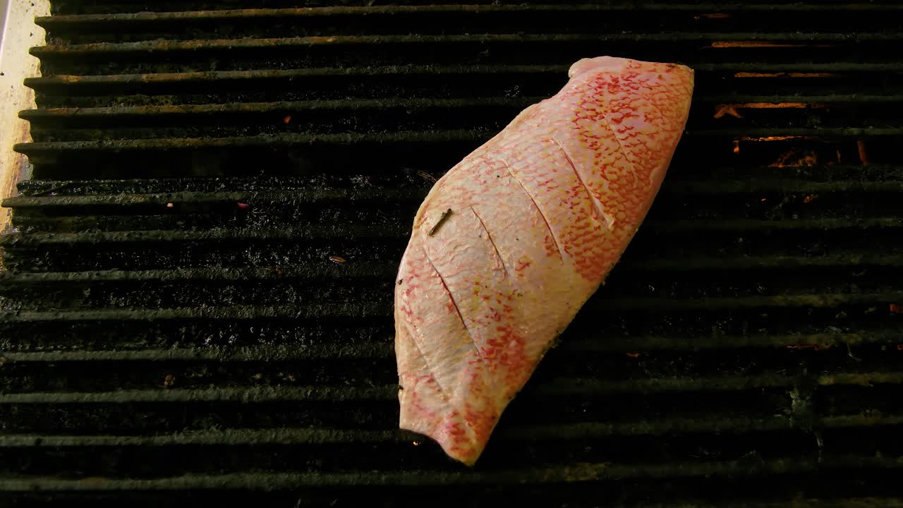 bandeja de arriba hacia abajo a través de filete de pescado de pargo rojo recién marcado a la parrilla sobre fuego de gas