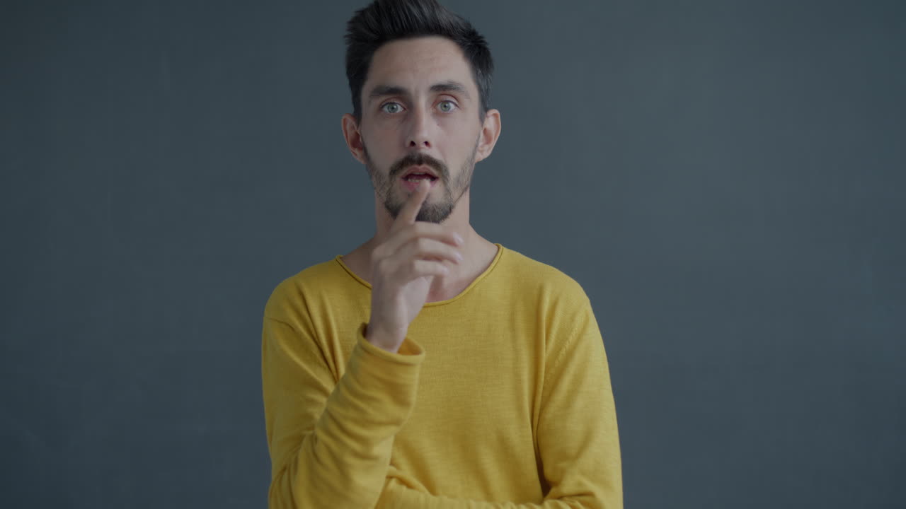 hombre con una expresión de sorpresa