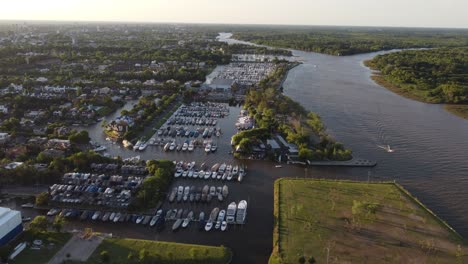 Luftaufnahme-Des-Lujan-Flusses-Und-Des-Yachtclubs-Mit-Segelbooten-Bei-Sonnenuntergang-Aus-Der-Vogelperspektive