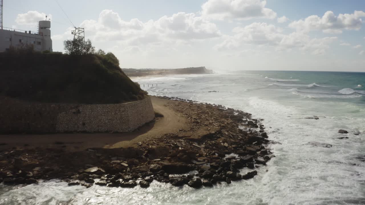 4k aéreo - costa rocosa con olas rompientes - norte de israel