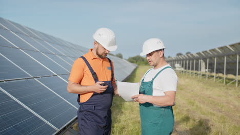 trabajadores de paneles solares discutiendo planes
