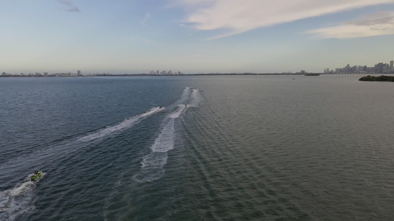 drone arqueado disparado sobre la bahía con un telón de fondo del horizonte del centro de la ciudad