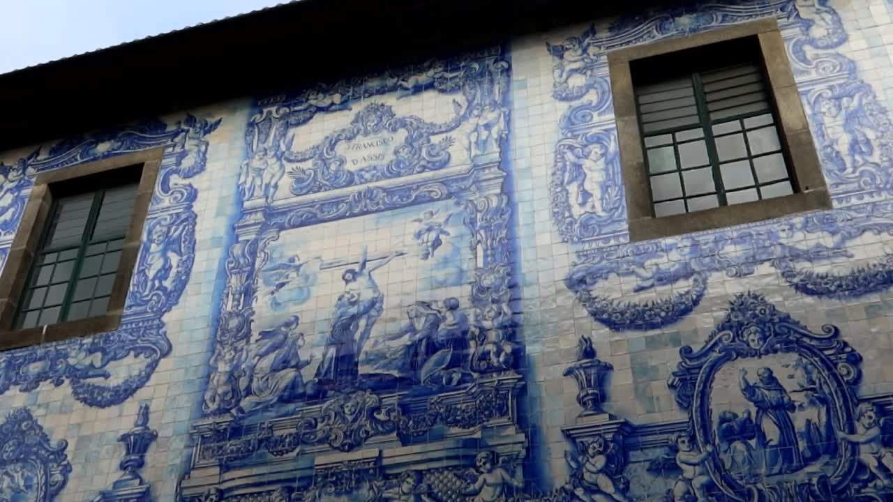 escenas de la vida de jesús representadas en azulejos azules en la fachada exterior de la capela das almas, porto