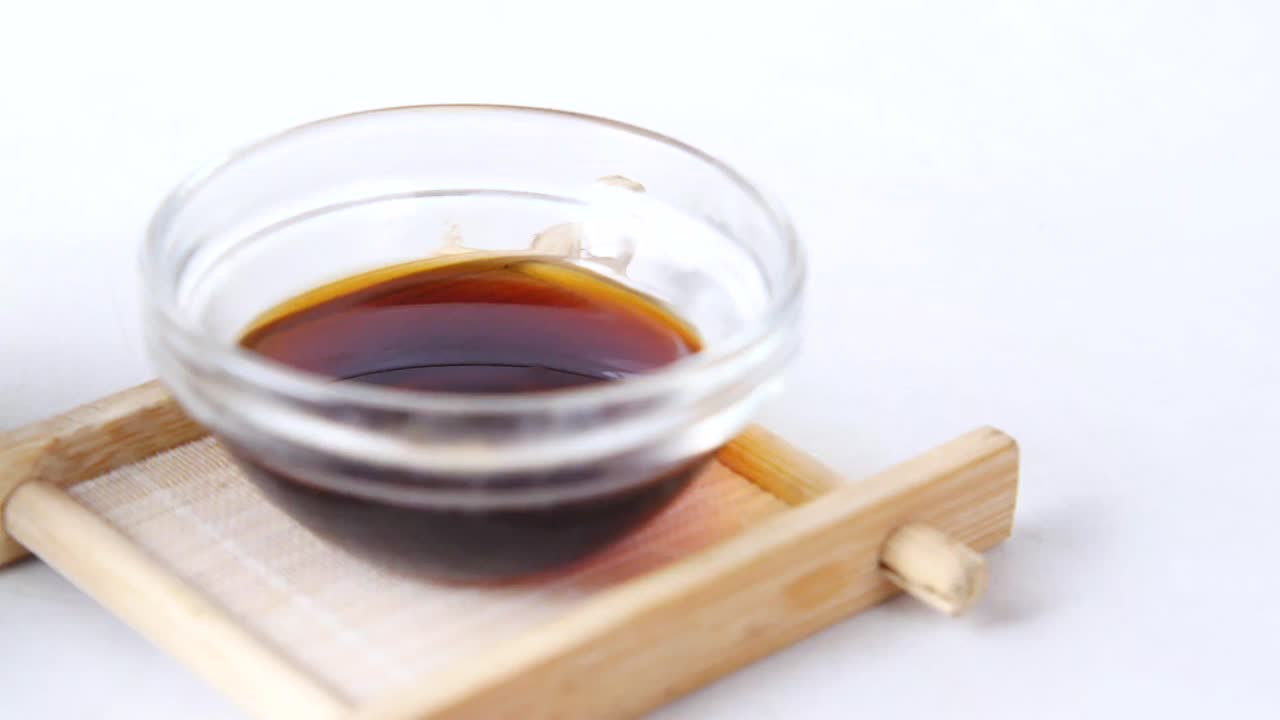 나무 트레이 에 있는 어두운 액체 의 유리 컵