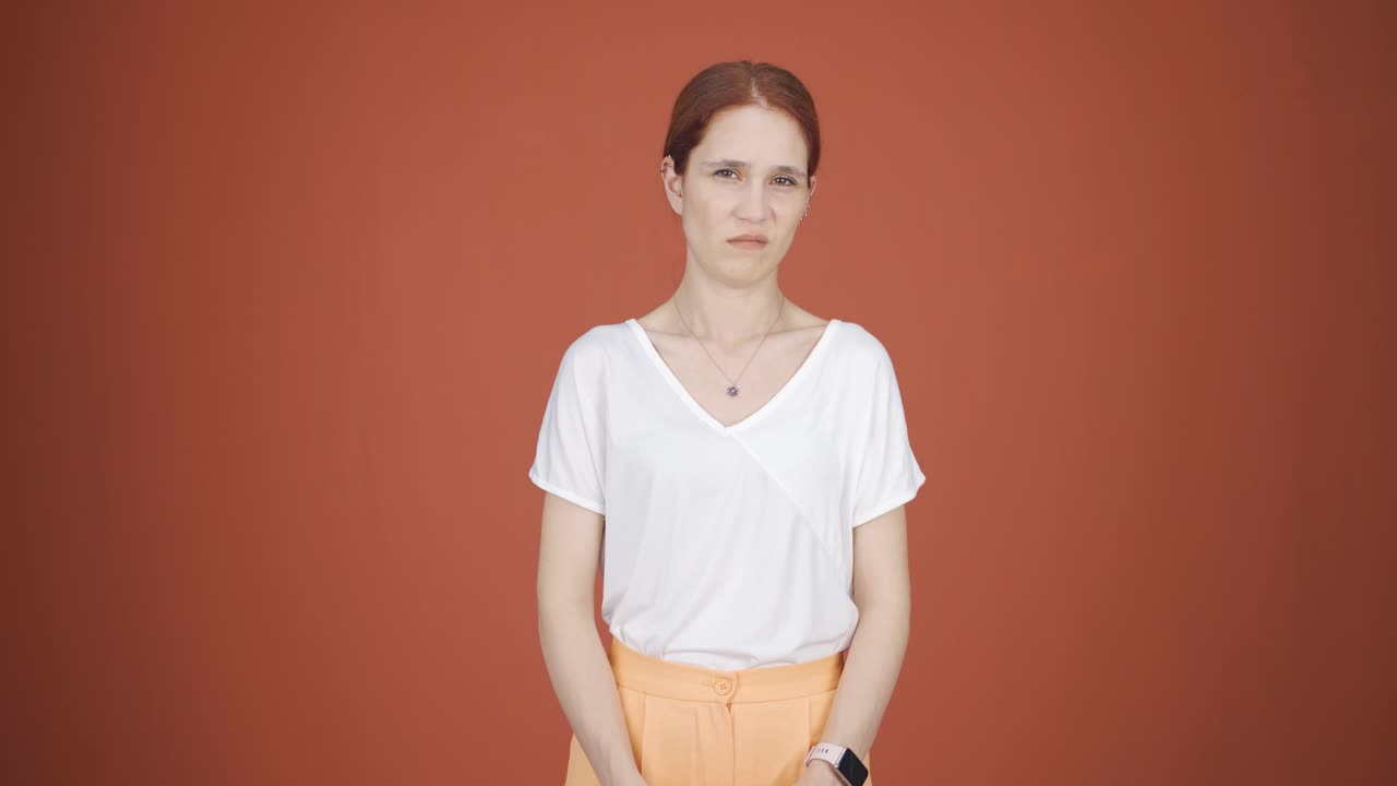 그 여자는 혐오감을 느 ⁇ 습니다.