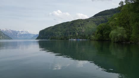 navigation durch das wasser des ruhigen walensee-sees in der schweiz