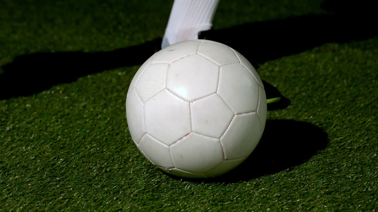 Fodboldspiller sparker til bolden