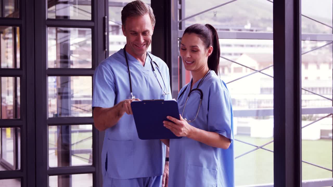 Equipe medica che legge un referto sul portablocco