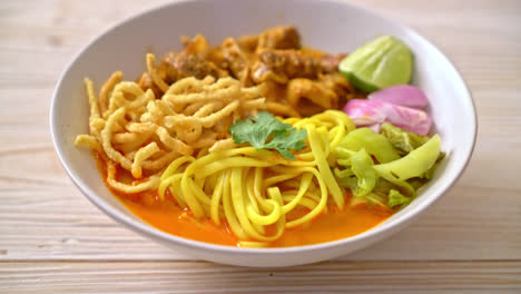 sopa de curry de fideos del norte de tailandia con cerdo estofado - estilo de comida tailandesa