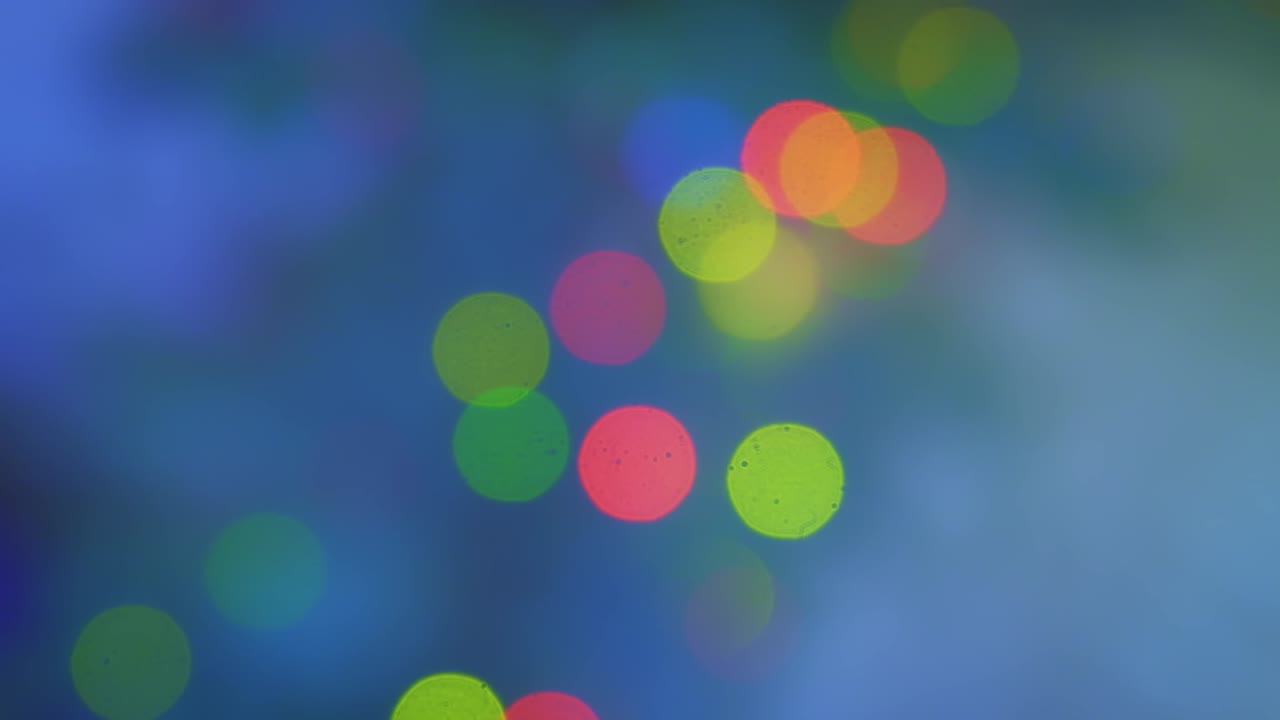 luces de navidad brillantes y desenfocadas en una fría niebla azul.