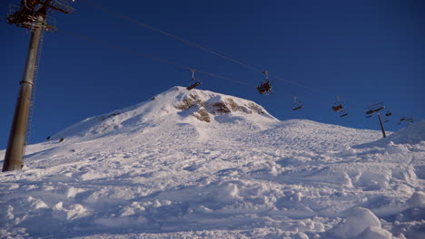 Skigebiet-In-Den-Schweizer-Alpen-Mit-Personen--Und-Sesselbahnen-Im-Winterskigebiet-Beckenried