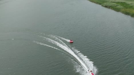 充気ボートが速く動き ⁇ 川の水面で2人の観光客を楽しませています ⁇